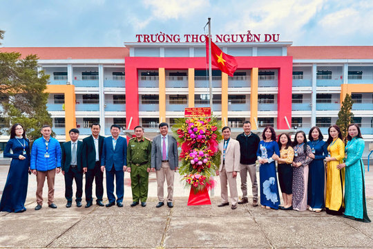 Lãnh đạo phường Xuân Hương - Đà Lạt thăm, chúc mừng các trường học nhân Ngày Nhà giáo Việt Nam 20/11