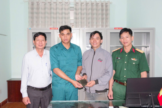 Chiến sĩ dân quân phường Đông Gia Nghĩa trả lại tài sản cho người dân đánh rơi