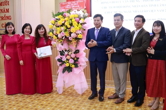 Chủ tịch HĐND tỉnh Lâm Đồng Lưu Văn Trung thăm, chúc mừng Trường Đoàn Thị Điểm nhân ngày 20/11