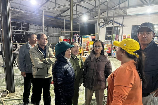 Xã D’ran hỗ trợ người dân và tài xế mắc kẹt tại đèo Ngoạn Mục