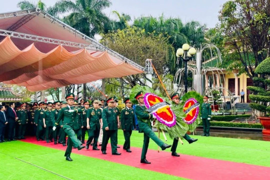 Dâng hoa, dâng hương tri ân các Anh hùng liệt sĩ tại Nghĩa trang Chư Prông