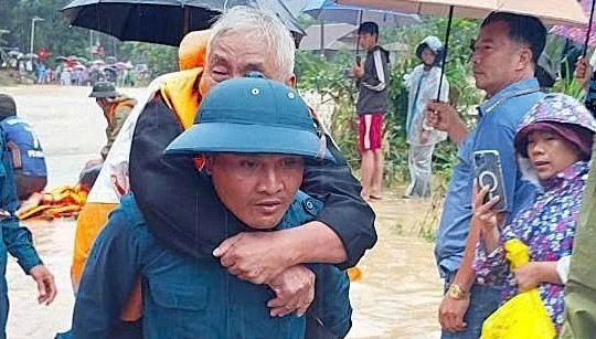 Ấm tình quân dân ở “rốn lũ” Yang Mao