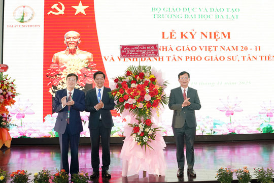 Chủ tịch UBND tỉnh Lâm Đồng Hồ Văn Mười thăm, tặng quà Trường Đại học Đà Lạt