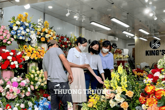 Thị trường quà 20/11: Hoa tươi tăng giá, quà thiết thực hút khách