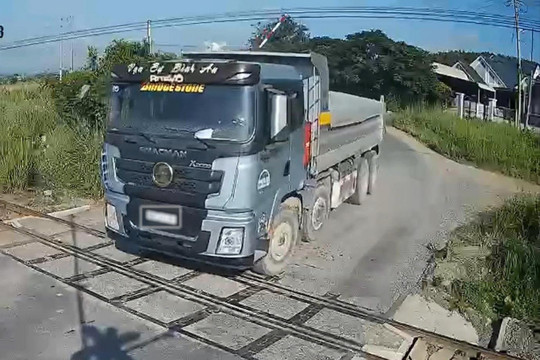 Xử phạt tài xế làm hư cần chắn tại điểm giao đường sắt Bắc - Nam