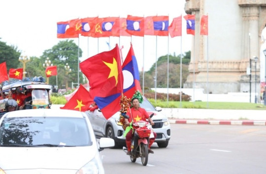 CĐV Việt Nam nhuộm đỏ sân Lào, tiếp lửa cho thầy trò HLV Kim Sang-sik