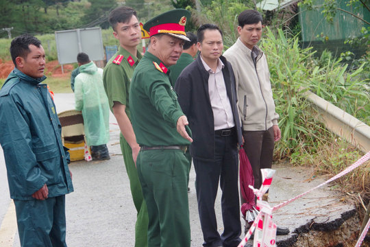 35 cán bộ, chiến sĩ tham gia hỗ trợ khắc phục tại các điểm sạt lở