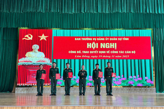 37 sĩ quan, quân nhân chuyên nghiệp được thăng quân hàm