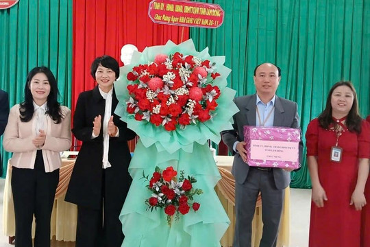 Phó Bí thư Tỉnh ủy Phạm Thị Phúc thăm, chúc mừng thầy cô giáo Trường Tiểu học Đạ Sar