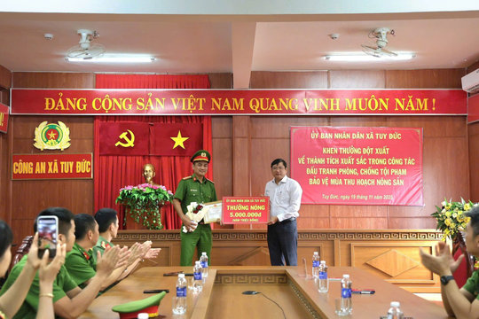 Phá nhanh vụ trộm cà phê, Công an xã Tuy Đức được khen thưởng đột xuất