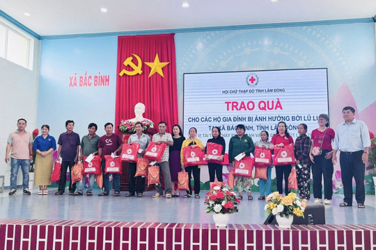 Trao 150 suất quà hỗ trợ người dân Bắc Bình bị thiệt hại do lũ lụt