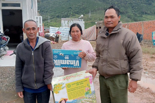 Tuổi trẻ Hiệp Thạnh chia sẻ cùng người dân vùng lũ