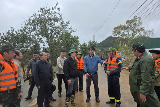 Chủ tịch UBND tỉnh Lâm Đồng Hồ Văn Mười trực tiếp kiểm tra và chỉ đạo khắc phục hậu quả mưa lũ tại xã D’ran