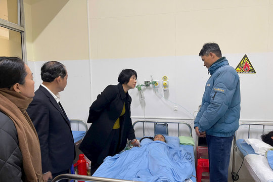 Chủ tịch Ủy ban MTTQ Việt Nam tỉnh Lâm Đồng Phạm Thị Phúc thăm, động viên cháu bé bị nạn do sạt lở đất