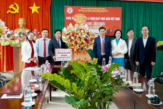 Chủ tịch HĐND tỉnh Lâm Đồng Lưu Văn Trung thăm, chúc mừng Trường Cao đẳng Cộng đồng Đắk Nông dịp 20/11