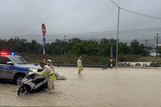 Mưa lũ diễn biến phức tạp, nhiều tuyến quốc lộ ở Nam Trung Bộ-Tây Nguyên tắc nghẽn