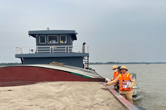 Hà Nội: Cảnh sát giao thông đường thủy ra quân xử lý 4 nhóm hành vi vi phạm