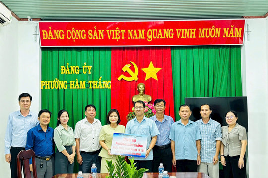 Xã Vĩnh Hảo hỗ trợ các địa phương khắc phục hậu quả sau ngập lụt