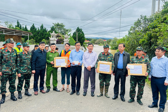 Phó Bí thư Tỉnh ủy Lâm Đồng Bùi Thắng chỉ đạo di dời khẩn cấp người dân vùng nguy cơ cao tại Ninh Gia
