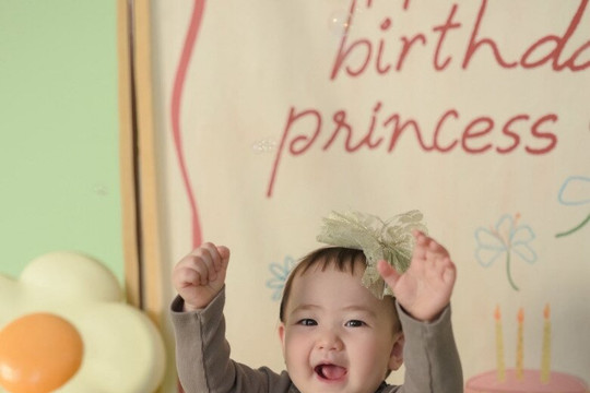 Á hậu Tú Anh mừng thôi nôi con gái Mochi bên chồng thiếu gia