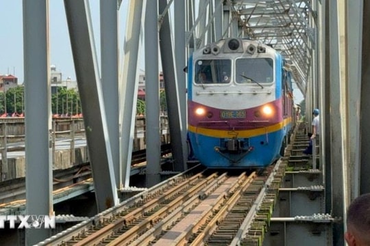 Tạm dừng nhiều chuyến tàu ngày 20/11 do mưa lũ tại miền Trung