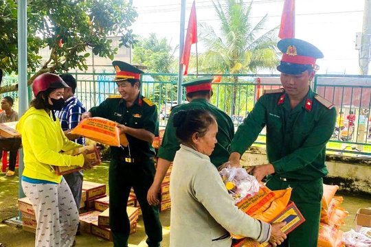 Trung đoàn Bộ binh 812 trao quà hỗ trợ các hộ dân ảnh hưởng do mưa lũ
