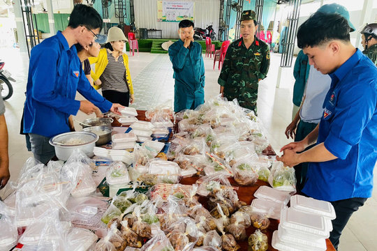 Ấm tình quân - dân giữa mưa lũ ở Cát Tiên