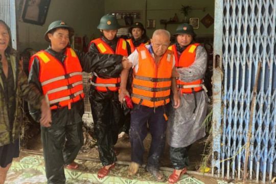 Lữ đoàn 572 sử dụng ca-nô, xuồng máy hỗ trợ người dân vùng ngập sâu