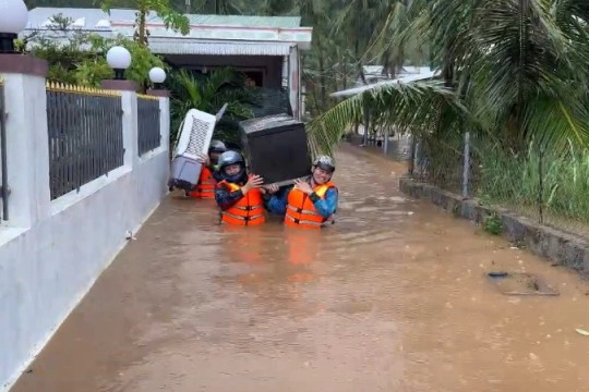 Lực lượng vũ trang tỉnh Đắk Lắk ngâm mình trong biển nước giúp dân vượt qua cơn lũ dữ