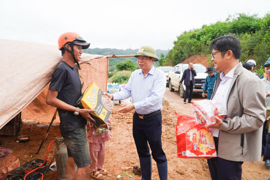 Chủ tịch HĐND tỉnh Lâm Đồng Lưu Văn Trung thăm hỏi các hộ dân bị ảnh hưởng bởi mưa lũ tại xã Quảng Phú