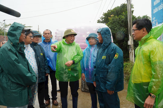 Chủ tịch HĐND tỉnh Lâm Đồng Lưu Văn Trung kiểm tra ngập lụt tại xã Nam Đà
