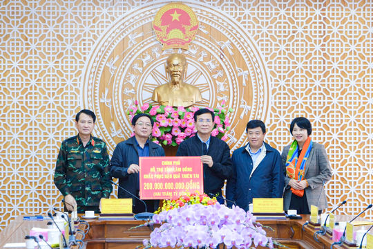 Phó Thủ tướng Hồ Quốc Dũng trao kinh phí 200 tỷ đồng hỗ trợ tỉnh Lâm Đồng khắc phục hậu quả thiên tai