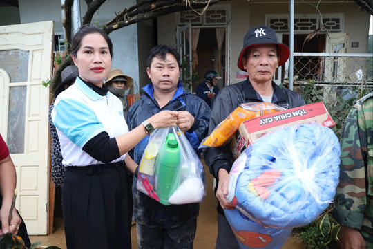 Phụ nữ Lâm Đồng hỗ trợ 200 triệu đồng cho người dân vùng lũ D’ran