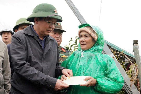Phó Thủ tướng Hồ Quốc Dũng thăm hỏi, trao quà hỗ trợ người dân vùng lũ tại Lâm Đồng