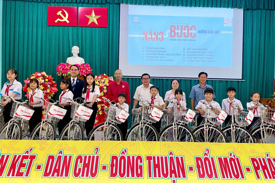 Trao tặng 29 xe đạp cho học sinh có hoàn cảnh khó khăn