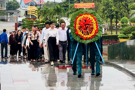 Lễ viếng Nghĩa trang Liệt sĩ trước thềm Đại hội MTTQ tỉnh Lâm Đồng