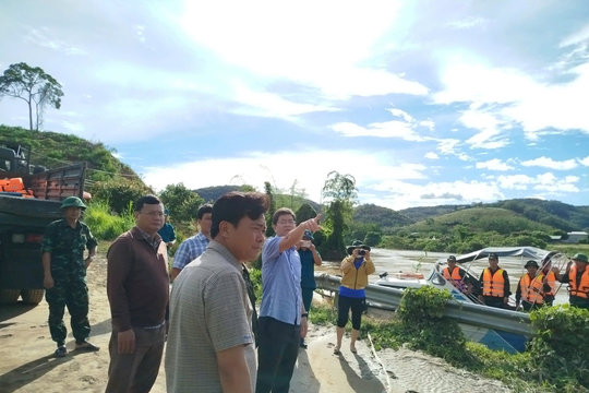 Phó Chủ tịch UBND tỉnh Lâm Đồng Nguyễn Hồng Hải kiểm tra công tác ứng phó mưa lũ tại các xã Cát Tiên