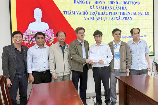 Xã Nam Ban Lâm Hà hỗ trợ cho bà con xã D’ran khắc phục thiệt hại do mưa lũ