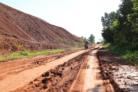 Mòn mỏi chờ nâng cấp đường dân sinh