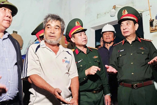 Đại tướng Phan Văn Giang thăm, động viên người dân vùng lũ Gia Lai