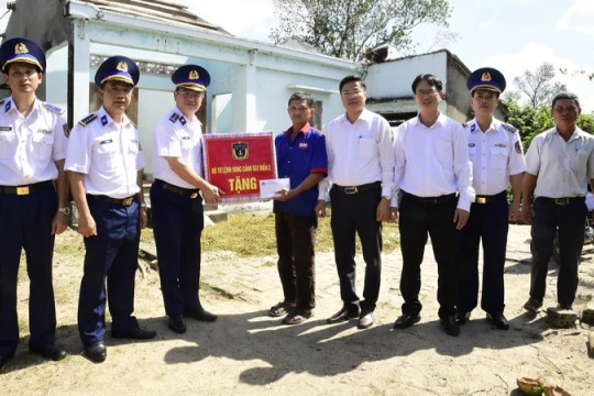 Bộ Tư lệnh Vùng Cảnh sát biển 2 cứu hộ, cứu trợ người dân vùng lũ