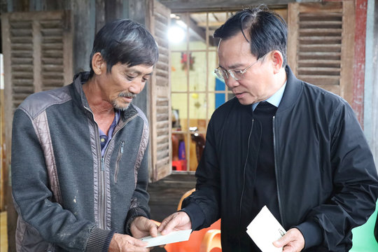 Chủ tịch UBND tỉnh Lâm Đồng Hồ Văn Mười động viên người dân bị thiệt hại do mưa lũ tại Quảng Lập