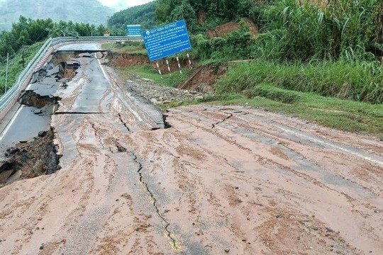 Xuất hiện điểm sạt lở mới trên đèo Khánh Lê (Khánh Hòa)