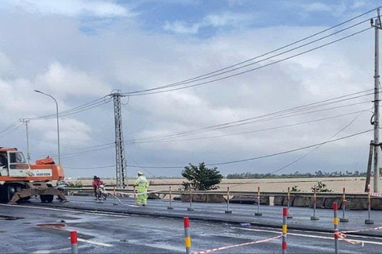 Nhiều tuyến đường ở Trung Bộ vẫn tắc do mưa lũ kéo dài