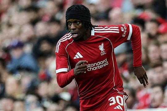 Liverpool khủng hoảng: Bài toán hậu vệ phải ám ảnh Arne Slot
