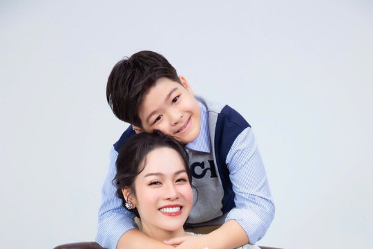Nhật Kim Anh chia sẻ ảnh hai con, hé lộ về con gái lai Tây