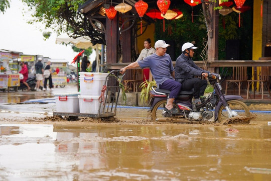 Hội An sau lũ: Chạy đua với thời gian dọn lớp bùn non dày đặc