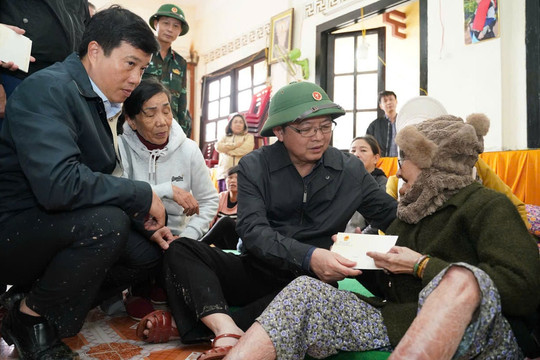 Ấm nghĩa đồng bào trong mưa lũ