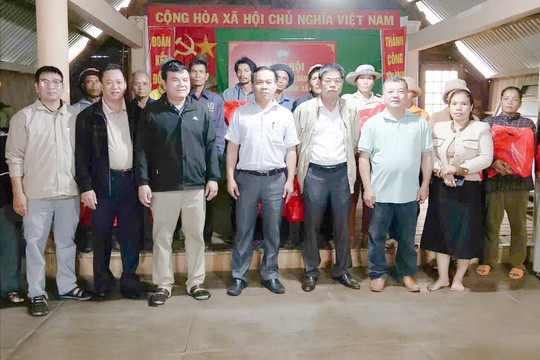 Cư Jút hỗ trợ các hộ đồng bào dân tộc thiểu số bị ảnh hưởng do mưa bão