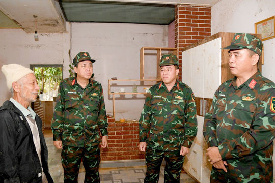 Phó Tư lệnh, Tham mưu trưởng Quân khu 7 kiểm tra khắc phục thiên tai tại xã D'Ran